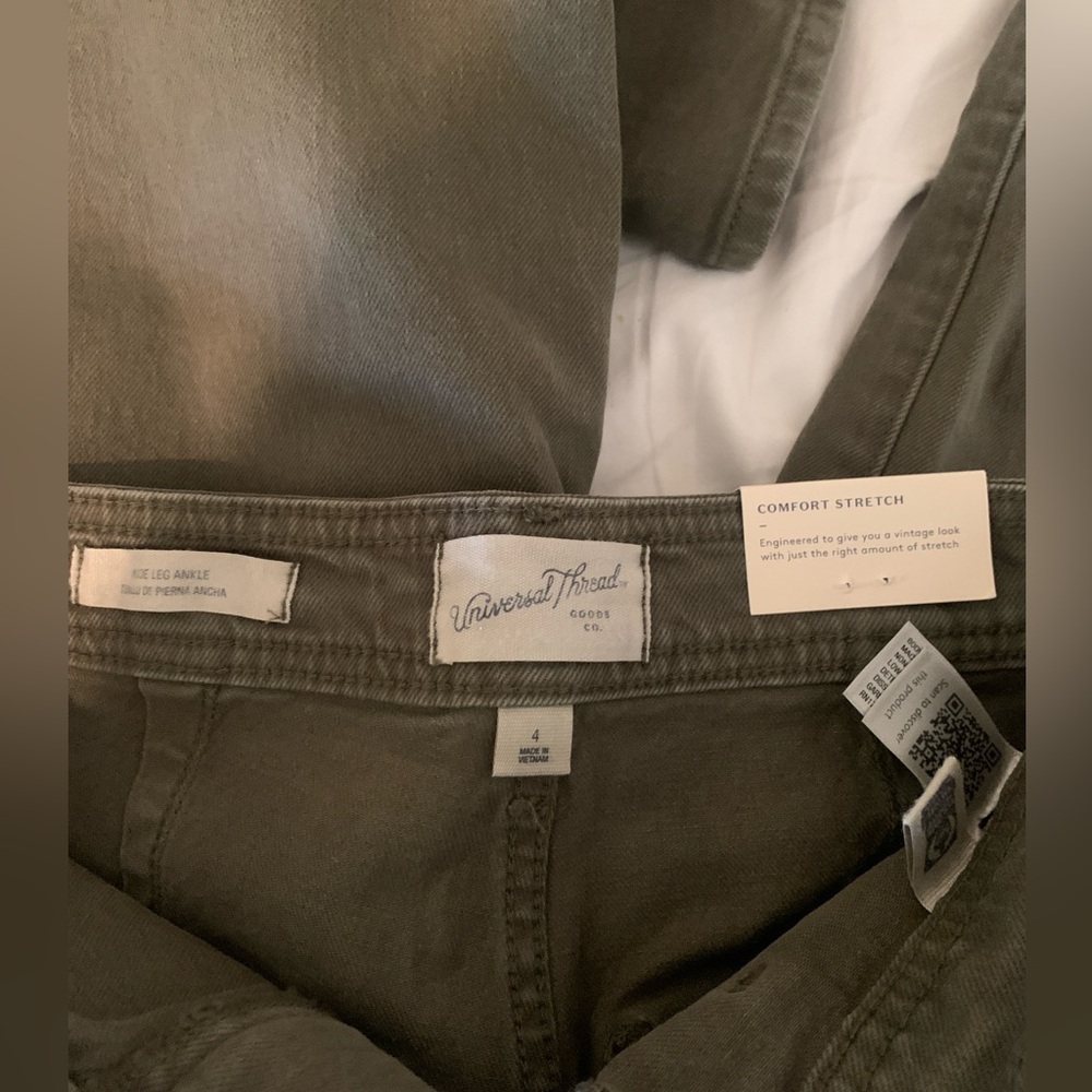 Universal Thread wide leg jeans. High rise.
Size 4